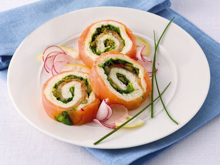 girandole-affumicate-di-pane-rucola-e-capperi foto