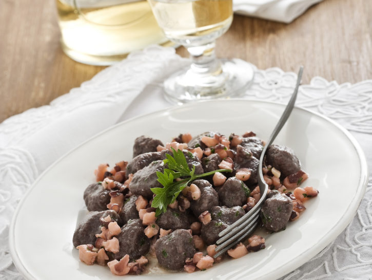 Gnocchi di riso nero con ragù di polpo