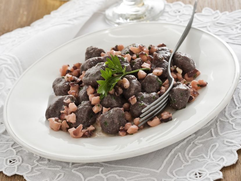 gnocchi-di-riso-nero-con-ragu-di-polpo preparazione