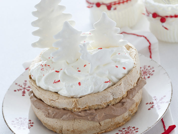 Torta di meringa con alberelli e doppia panna