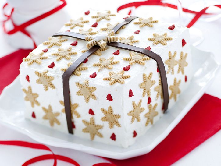 Torta pacchetto con fiocchi di neve