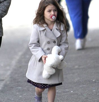 Ciuccio e peluche, Suri Cruise resta bambina (nonostante i tacchi)