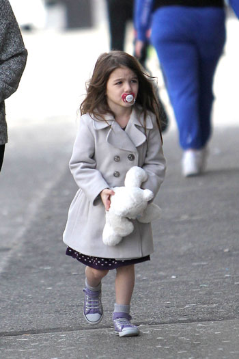 Ciuccio e peluche, Suri Cruise resta bambina (nonostante i tacchi)