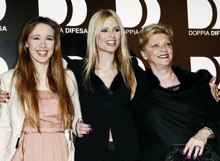 Michelle Hunziker in mezzo alle donne