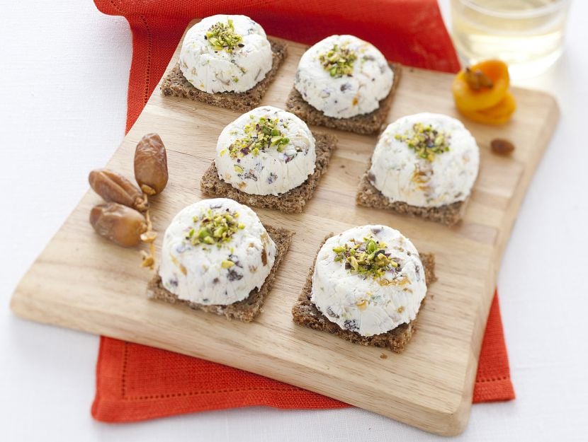 bocconcini-di-caprino-e-frutta-disidratata immagine