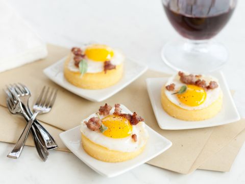 Crostini di polenta con uova e salsiccia