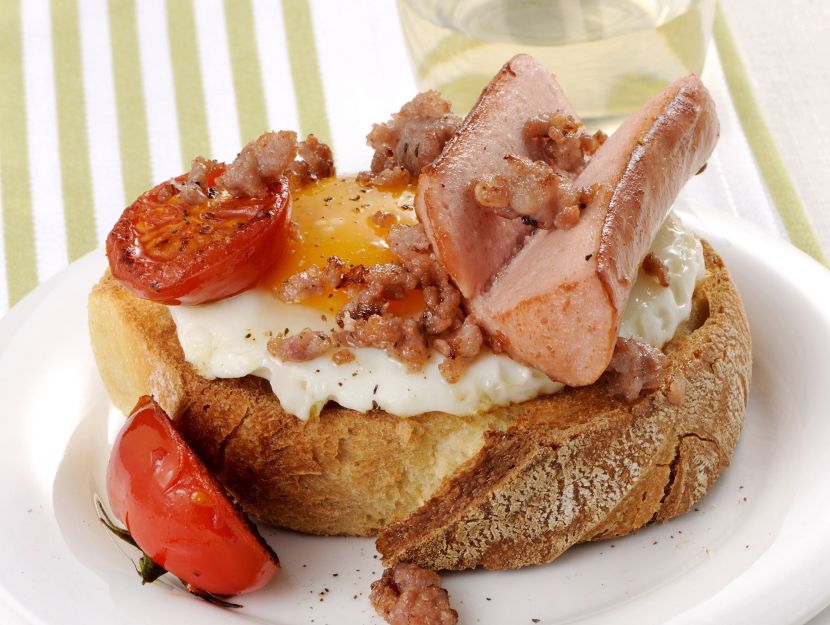 crostoni-di-pane-con-uova-e-pomodorini