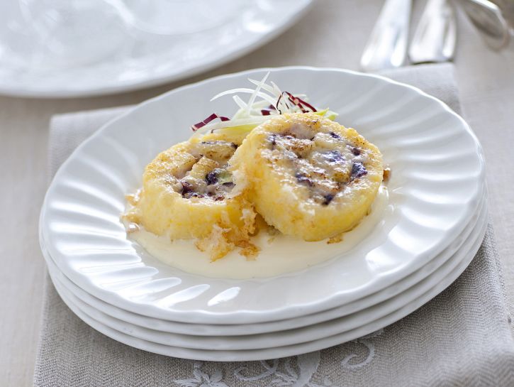 Rotolo al radicchio con fonduta di asiago