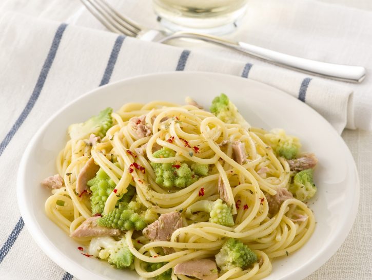 spaghetti-con-cimette-di-broccoli-e-tonno