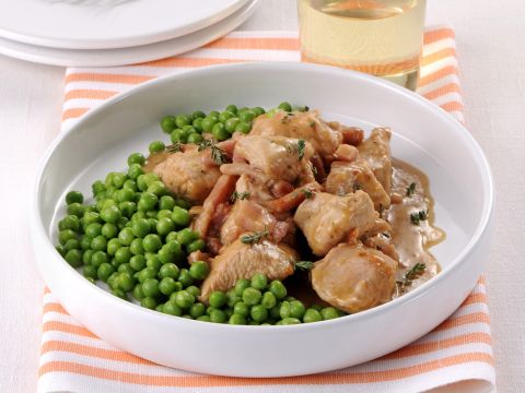 Spezzatino di tacchino con pancetta affumicata e piselli