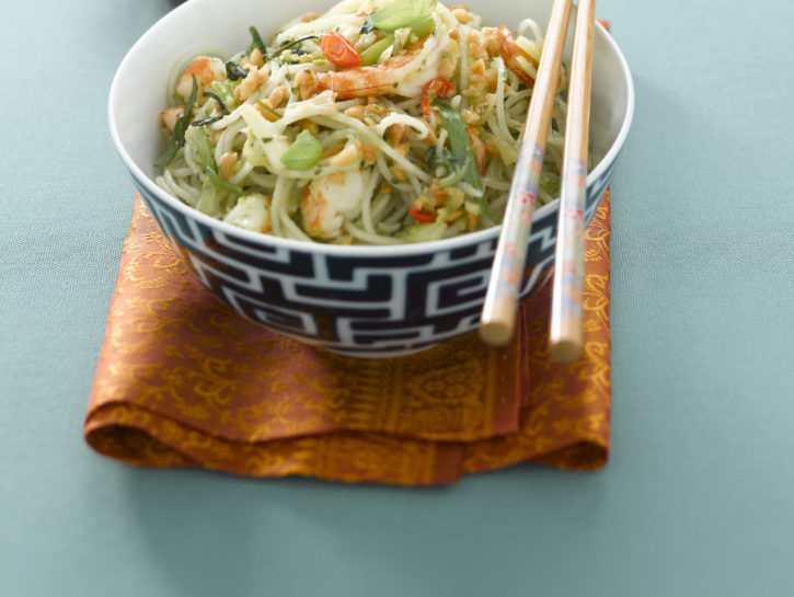 Thai noodles al pesto di noccioline con gamberi