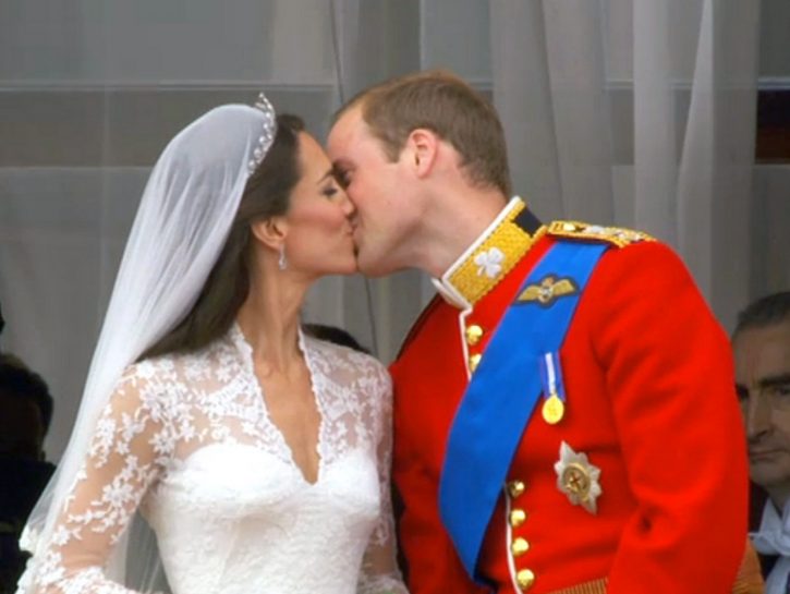 Il primo bacio in pubblico di William e Kate