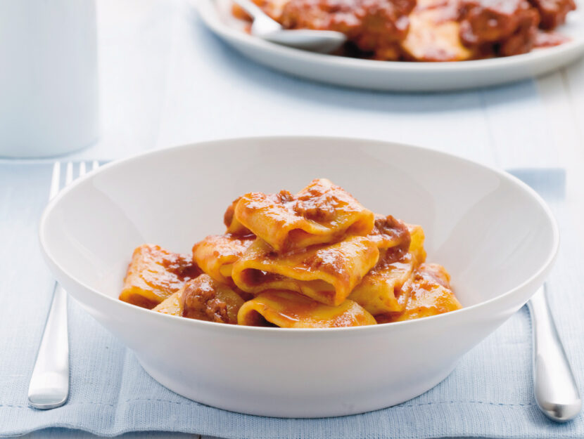 Mezzi paccheri con sugo di carne alla napoletana