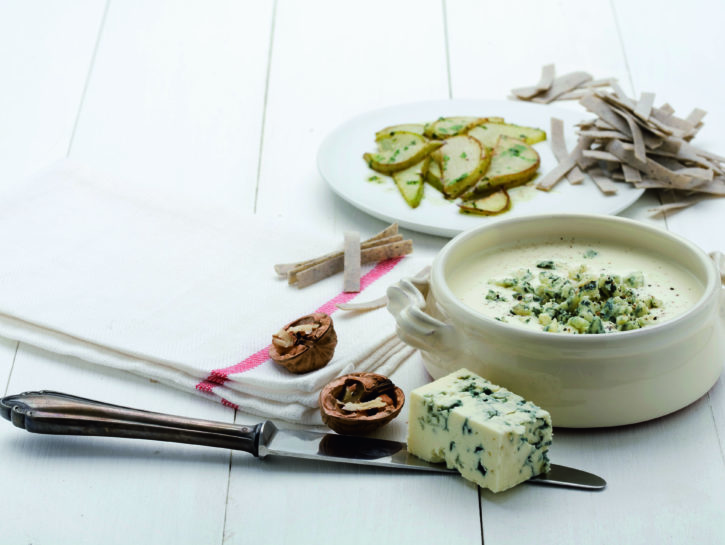 Crema di gorgonzola con pere, noci e prezzemolo