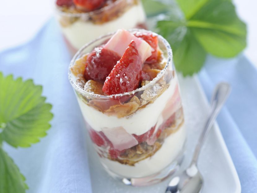 yogurt-con-fragole-e-rabarbaro