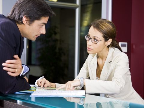 Amore e lavoro: le donne in carriera tradiscono di più