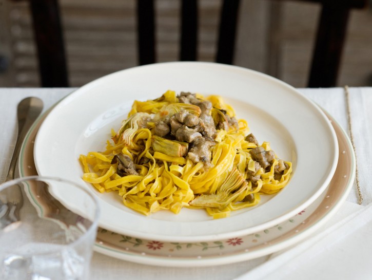 Tagliatelle con ragù di agnello e carciofi