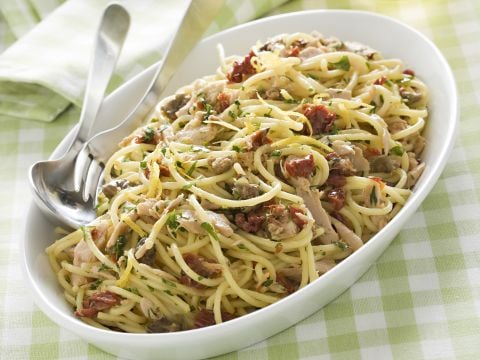 Spaghetti con tonno e capperi
