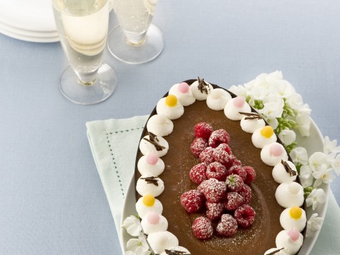 Uovo ripieno con mousse e lamponi