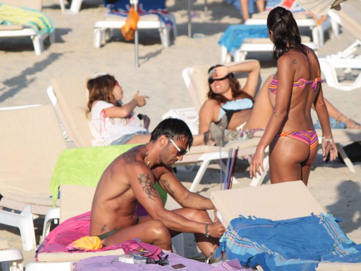 Costantino Vitagliano in spiaggia