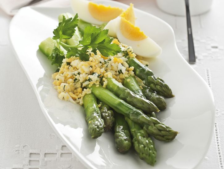 asparagi-con-salsa-mimosa immagine