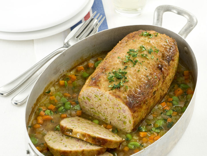 Polpettone in tegame, di tacchino con fave e salame