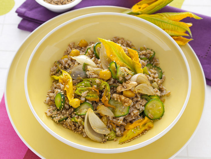 Insalata di farro con i ceci, le zucchine e i fiori