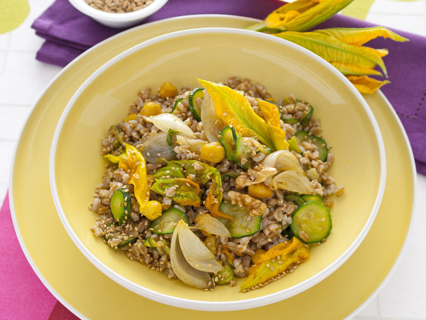 insalata-di-farro-con-i-ceci-le-zucchine-e-i-fiori