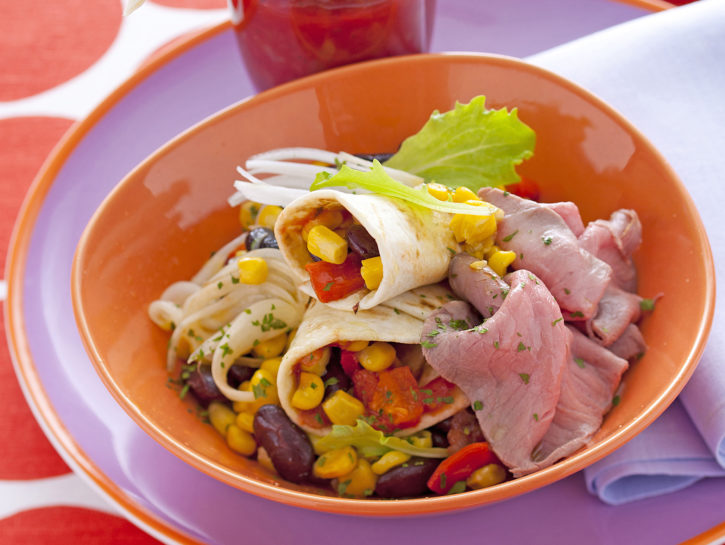 Insalata di mais con i fagioli, i peperoni e le tortillas