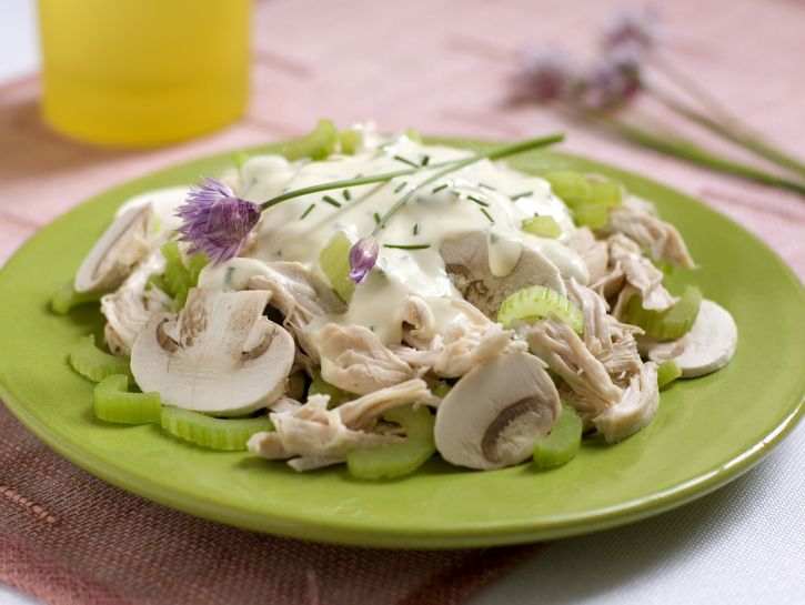 insalata-di-pollo-sedano-e-champignons preparazione