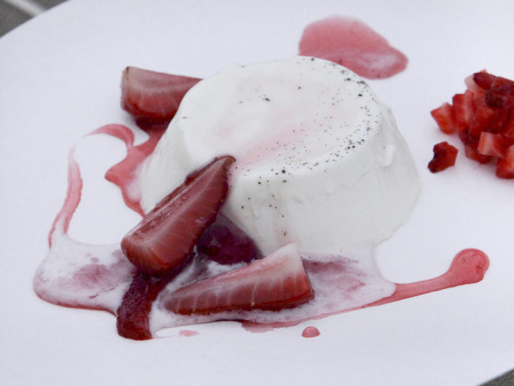 Panna cotta in zuppa di fragole