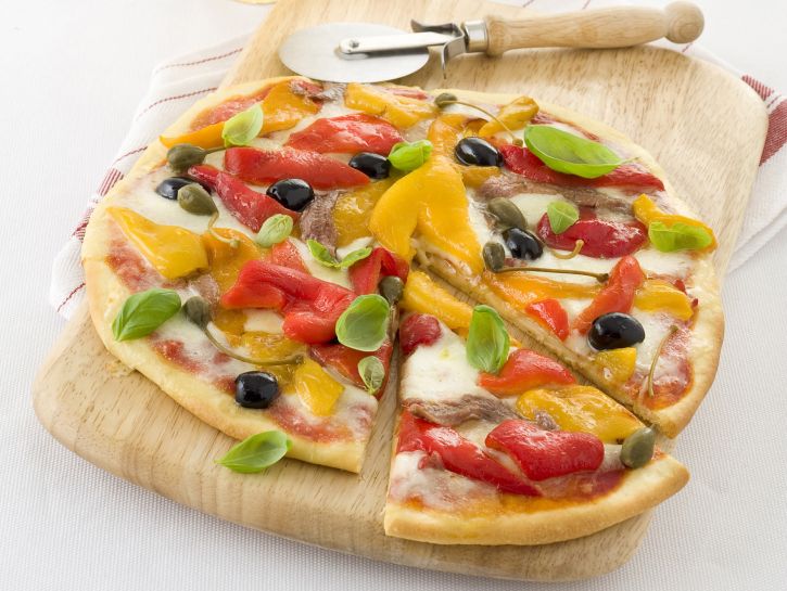 pizza-di-kamut-ai-peperoni-gialli-e-rossi immagine