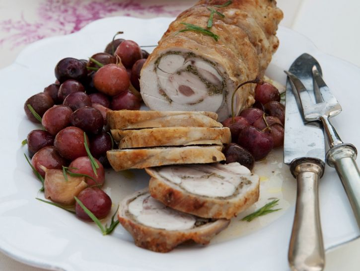 rotolo-di-coniglio-alle-ciliegie foto