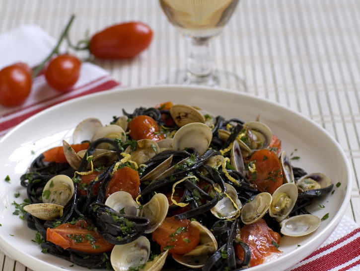 Tagliolini al nero di seppia con vongole e pomodorini