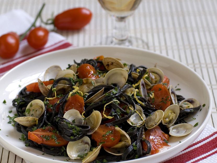 tagliolini-al-nero-di-seppia-con-vongole-e-pomodorini