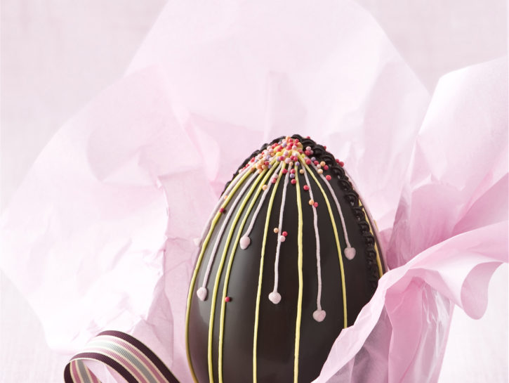 Fantasia di decori per uovo di cioccolato