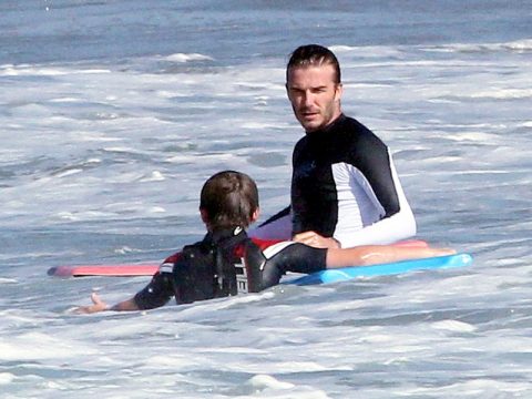David Beckham sul surf, che papà hot