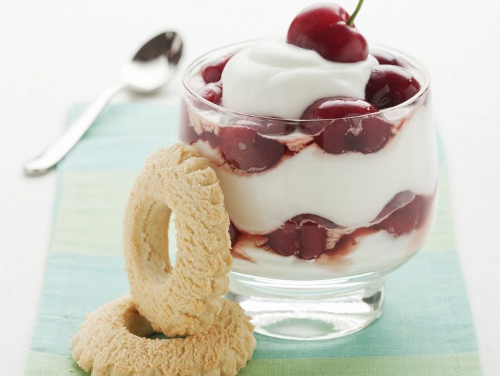 coppa-allo-yogurt-con-ciliegie immagine