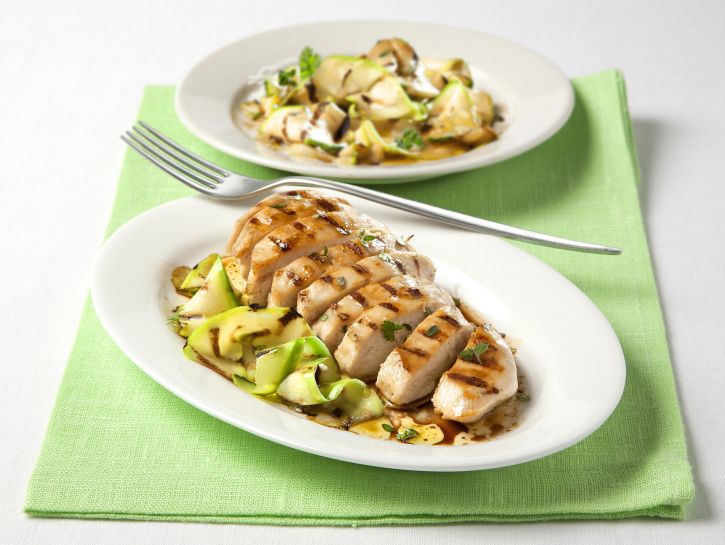 Ricetta Petto di pollo intero con zucchine - Donna Moderna