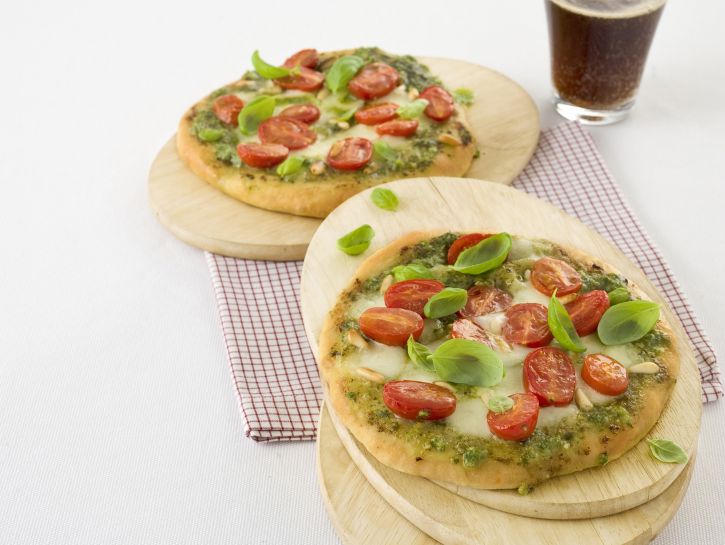 pizza-al-pesto-con-pomodori-datterini foto