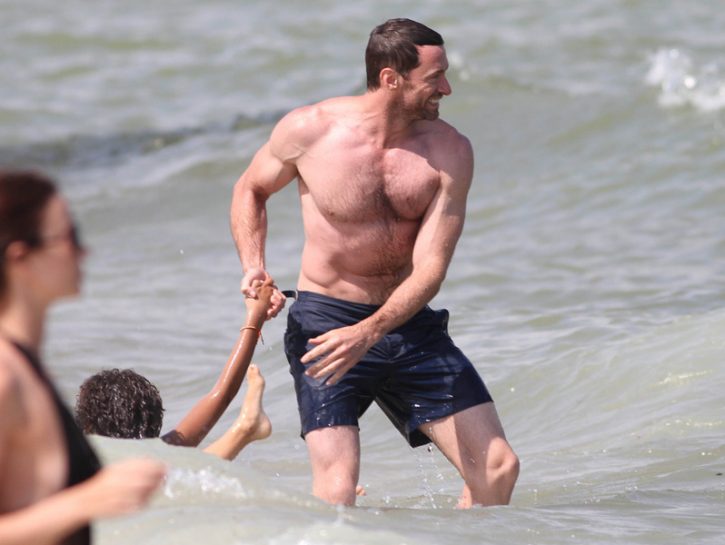 Hugh Jackman sexy in famiglia a Saint-Tropez