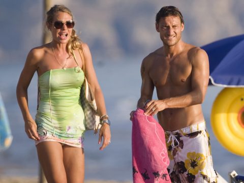 Francesco Totti e Ilary Blasi in spiaggia