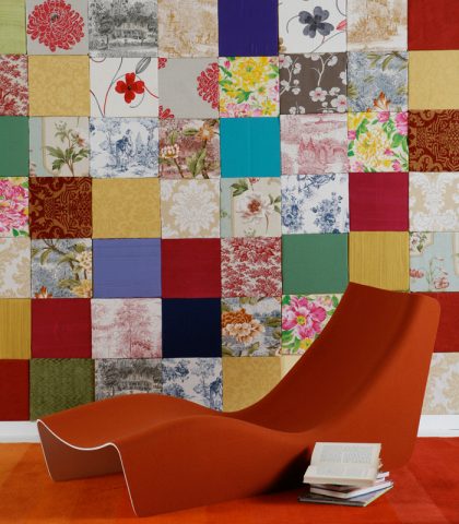 Un vero patchwork di tessuti, accostati come si fa per una classica coperta, arreda la parete in mod