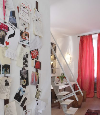 Foto, appunti, inviti, pagine di giornale e cartoline... appese alle strisce magnetiche arredano tut