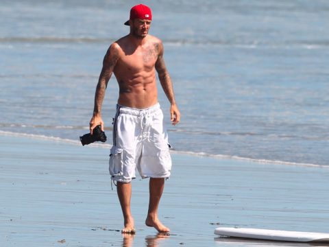 David Beckham fotografo tra le onde a Malibu