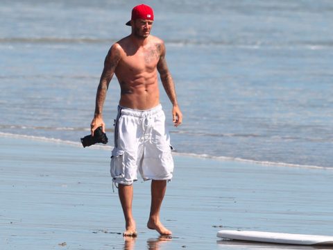 David Beckham fotografo tra le onde a Malibu