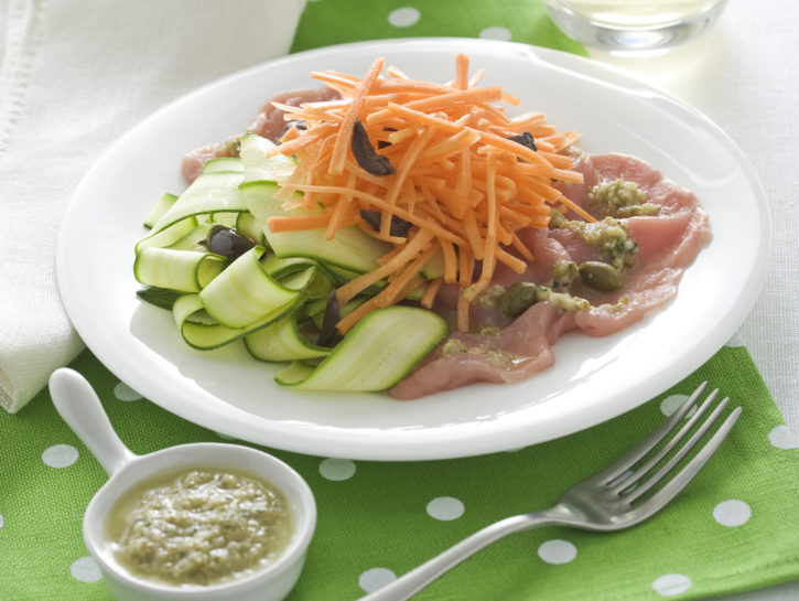 Carpaccio di vitello con verdure e salsa ai capperi