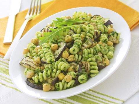 Insalata di pasta con ceci e melanzane