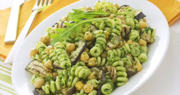 Ricetta Insalata di pasta con ceci e melanzane - Donna Moderna
