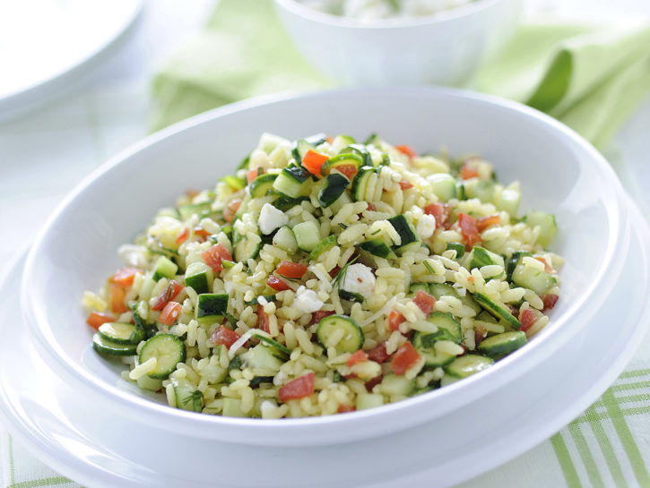 Riso freddo con verdure crude e feta